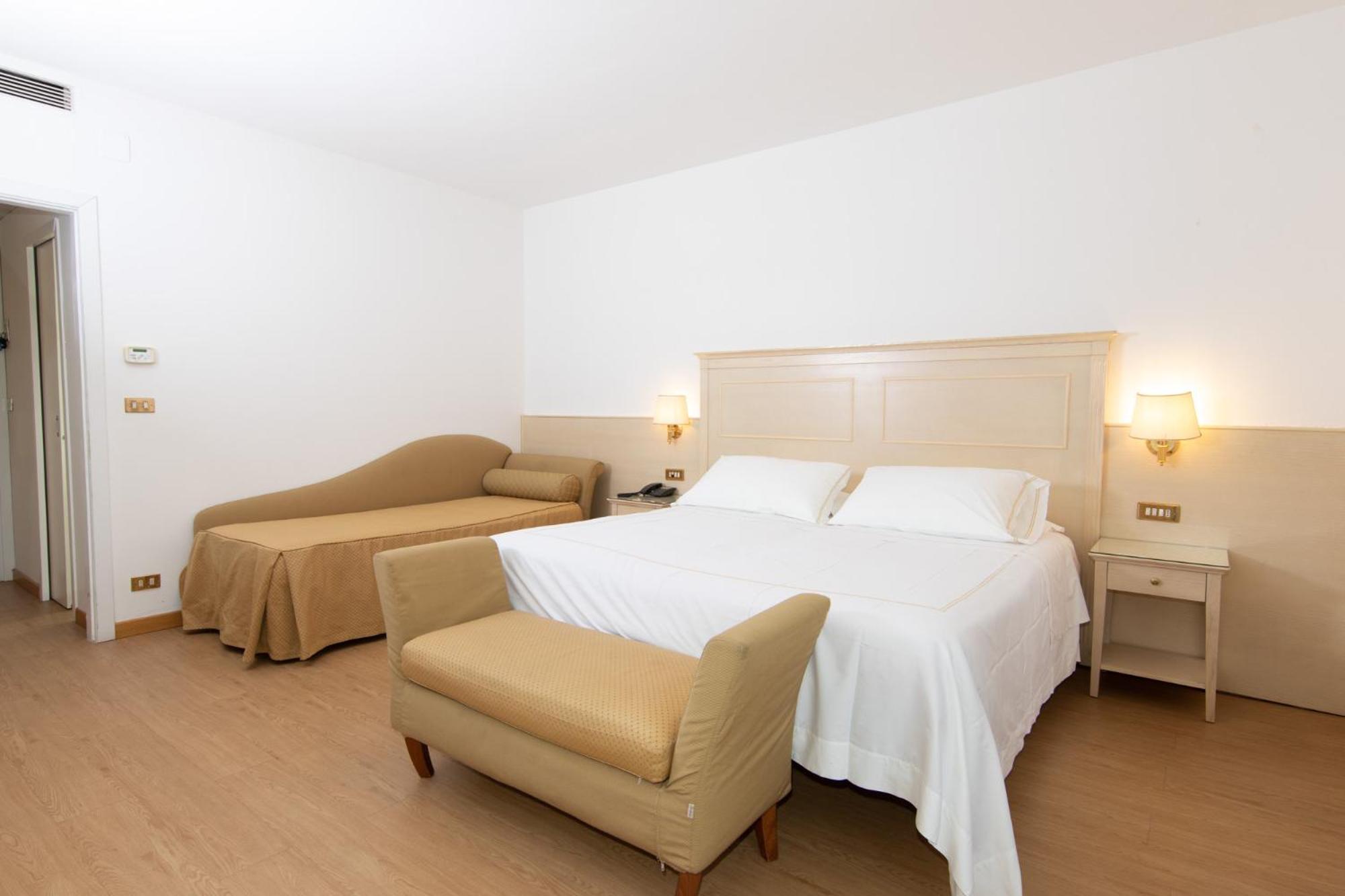 Classic Triple Room,747105569:JPEG